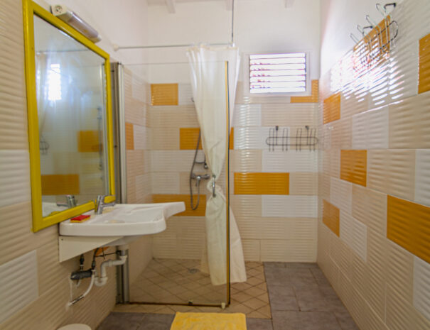 Modele de salle de bain gite 2 jaune et bleu